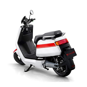 Weißer NIU Elektroroller E-Scooter Motorroller NQI GTS (2024 Upgrade) 45 km/h von NIU, mit schwarzem Sitz, rotem Streifen und Rücklicht. Abgebildet von der Rückseite mit sichtbarem Ständer und Spiegeln auf weißem Hintergrund.