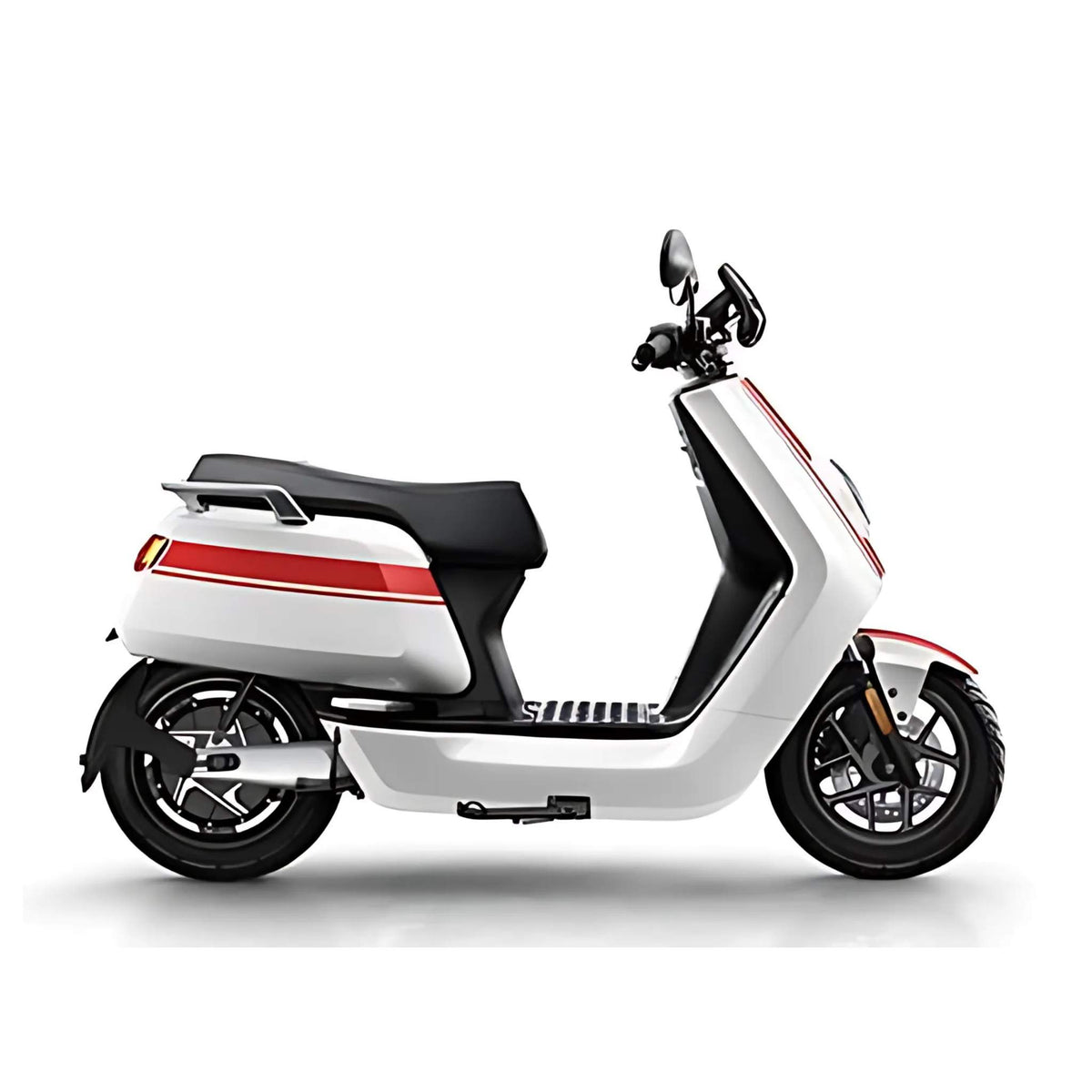 Der 2024 NIU Elektroroller NQI GTS (45 km/h) präsentiert sich in modernem weißen Design mit roten Akzenten, schwarzem Sitz und Leichtmetallrädern - ein herausragendes Beispiel für Elektromobilität, im Profil auf weißem Hintergrund.