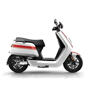 Der 2024 NIU Elektroroller NQI GTS (45 km/h) präsentiert sich in modernem weißen Design mit roten Akzenten, schwarzem Sitz und Leichtmetallrädern - ein herausragendes Beispiel für Elektromobilität, im Profil auf weißem Hintergrund.
