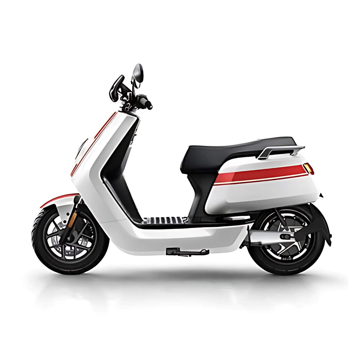 Der NIU Elektroroller Motorroller NQI GTS (2024 Upgrade) in Weiß, mit roten Streifen und schwarzem Sitz, besticht durch sein schlankes Seitenprofil auf weißem Grund und zeigt das moderne Design der Elektromobilität bei 45 km/h.