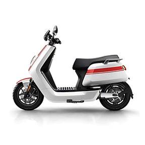 Der NIU Elektroroller Motorroller NQI GTS (2024 Upgrade) in Weiß, mit roten Streifen und schwarzem Sitz, besticht durch sein schlankes Seitenprofil auf weißem Grund und zeigt das moderne Design der Elektromobilität bei 45 km/h.