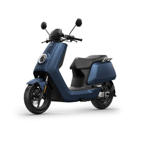Der NIU Elektroroller E-Scooter Motorroller NQI Sport (2024 Upgrade) 45 km/h in Dunkelblau verfügt über zwei Seitenspiegel, einen runden Scheinwerfer und einen Durchstiegsrahmen, der auf weißem Hintergrund sein modernes Design unterstreicht.
