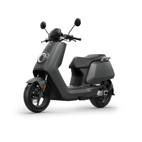 Der NIU NQI Sport (2024 Upgrade) Elektroroller in schlichtem Schwarz mit minimalistischem Design, kreisrundem Scheinwerfer, Seitenspiegeln und einem bequemen Zweiersitz steht vor weißem Hintergrund - und repräsentiert die Zukunft der Elektromobilität.