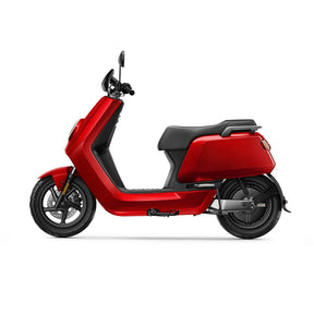 Der NIU Elektroroller E-Scooter Motorroller NQI Sport (2024 Upgrade) 45 km/h besticht durch sein modernes rotes Design, den schwarzen Sitz und die silbernen Akzente, die die Elektromobilität der nächsten Generation von NIU vor einem klaren weißen Hintergrund präsentieren.