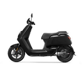 Der NIU NQI Sport Elektroroller (2024 Upgrade) zeichnet sich durch ein elegantes schwarzes Design, einen kompakten Rahmen, einen Einzelsitz und einen Rückspiegel aus - ideal für Fans der Elektromobilität. Abgebildet im Profil vor einem schlichten weißen Hintergrund. Bis zu 45 km/h.