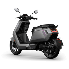 Ein eleganter, grauer NIU NQiX 500 Elektroroller (E-Scooter) Modell 2025 ist von hinten links auf weißem Hintergrund abgebildet, wobei seine moderne Karosserie, die schwarzen Räder, das digitale Armaturenbrett, die Rückspiegel und ein Rücklicht mit roten Akzenten besonders hervorgehoben werden.