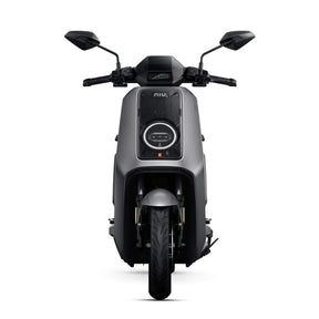 Vorderansicht des NIU NQiX 500 Elektroroller E-Scooter Motorroller Modell 2025 von NIU in Mattschwarz, mit rundem Scheinwerfer, digitalem Display, zwei Seitenspiegeln und einem schlanken, minimalistischen Design. Der Roller ist vor einem weißen Hintergrund abgebildet.