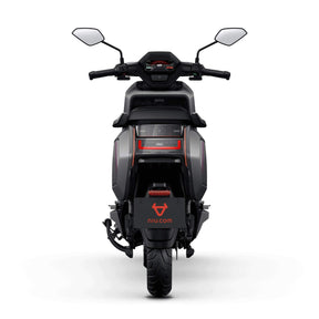 Rückansicht eines schwarz-roten NIU NQiX 500 Elektroroller E-Scooter Motorroller, Modell 2025, mit zwei Seitenspiegeln, einem digitalen Display und einem sichtbaren Reifen. Auf dem Kennzeichen sind das niu.com-Logo und der Schriftzug zu sehen.