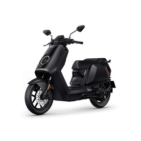 Der NIU NQiX 500 Elektroroller (Modell 2025) von NIU mit seinem markanten, kantigen Design in Schwarz, zwei Spiegeln und Scheibenbremsen wird vor einem weißen Hintergrund präsentiert.