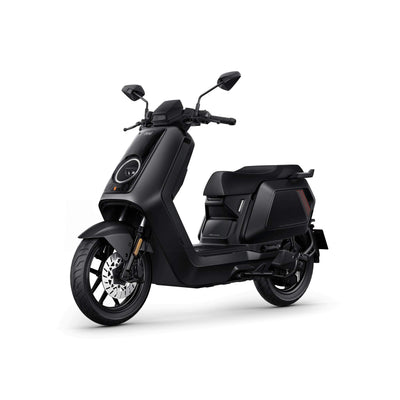 Der NIU NQiX 500 Elektroroller (E-Scooter) von NIU, der sich durch ein elegantes, minimalistisches schwarzes Design mit kantiger Karosserie und zwei Rückspiegeln auszeichnet, wird vor einem schlichten weißen Hintergrund gezeigt. Höchstgeschwindigkeit: 100 km/h.