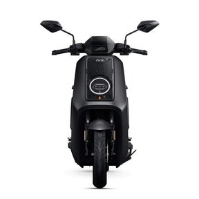 Vorderansicht des eleganten schwarzen NIU NQiX 500 E-Scooters mit einer Höchstgeschwindigkeit von 100 km/h, der mit einem runden LED-Scheinwerfer und einem digitalen Display am Lenker ausgestattet ist.