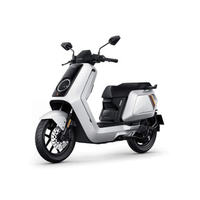 Auf einem weißen Hintergrund ist ein eleganter, moderner weißer NIU NQiX 500 Elektroroller (E-Scooter) Modell 2025 zu sehen, der sich durch schwarze Akzente, zwei Seitenspiegel und ein digitales Display auszeichnet.