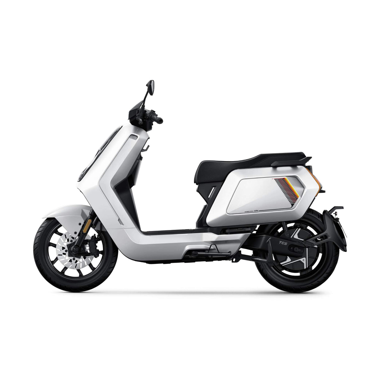 Ein moderner weißer NIU NQiX 500 Elektroroller (E-Scooter) Modell 2025 mit eleganten schwarzen Akzenten ist im Seitenprofil vor einem weißen Hintergrund abgebildet. Der stilvolle und effiziente NIU-Roller besticht durch sein zeitgemäßes Design mit großen Rädern und einem kompakten Rahmen, was seine Fähigkeit unterstreicht, Geschwindigkeiten von bis zu 100 km/h zu erreichen.