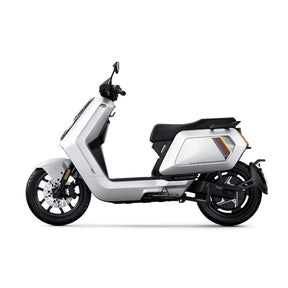 Ein moderner weißer NIU NQiX 500 Elektroroller (E-Scooter) Modell 2025 mit eleganten schwarzen Akzenten ist im Seitenprofil vor einem weißen Hintergrund abgebildet. Der stilvolle und effiziente NIU-Roller besticht durch sein zeitgemäßes Design mit großen Rädern und einem kompakten Rahmen, was seine Fähigkeit unterstreicht, Geschwindigkeiten von bis zu 100 km/h zu erreichen.