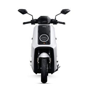 Vorderansicht des NIU NQiX 500 Elektroroller E-Scooter von NIU mit elegantem weißem Design, schwarzem Lenker und Spiegeln, rundem Scheinwerfer und breitem Vorderreifen. Der moderne Motorroller erreicht Geschwindigkeiten von bis zu 100 km/h.