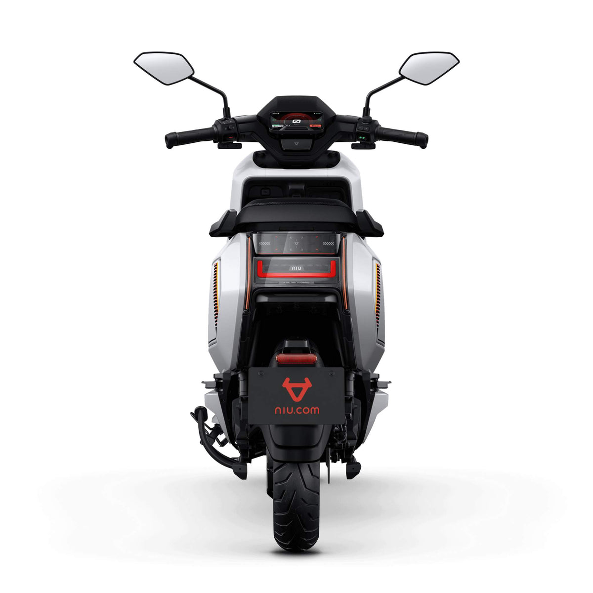 Eine Rückansicht des NIU NQiX 500 Elektroroller E-Scooter Motorroller Modell 2025 in moderner Silberlackierung mit schwarzen und roten Akzenten, ausgestattet mit Rückspiegeln, einem breiten Hinterreifen und der Website niu.com auf dem hinteren Kotflügel.
