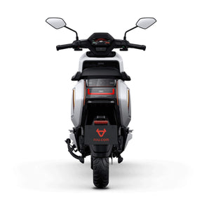Eine Rückansicht des NIU NQiX 500 Elektroroller E-Scooter Motorroller Modell 2025 in moderner Silberlackierung mit schwarzen und roten Akzenten, ausgestattet mit Rückspiegeln, einem breiten Hinterreifen und der Website niu.com auf dem hinteren Kotflügel.