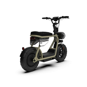 Der E-Scooter „Coopop Rugged GS 45 km/h“ von Coopop in Beige und Schwarz verfügt über breite Reifen, einen gepolsterten Sitz und Lenker sowie ein minimalistisches Design und erreicht Geschwindigkeiten von bis zu 45 km/h bei einer Reichweite von 60 km. Abgebildet aus einem seitlichen Rückblickwinkel vor weißem Hintergrund.