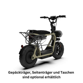Der E-Scooter „Coopop Rugged GS 45 km/h“ von Coopop in Beige verfügt über einen schwarzen Sitz, breite Reifen, einen Gepäckträger am Heck, einen optionalen Gepäckträger und Taschen sowie einen herausnehmbaren Akku und erreicht Geschwindigkeiten von bis zu 45 km/h. Abgebildet aus einem seitlichen Blickwinkel von hinten.