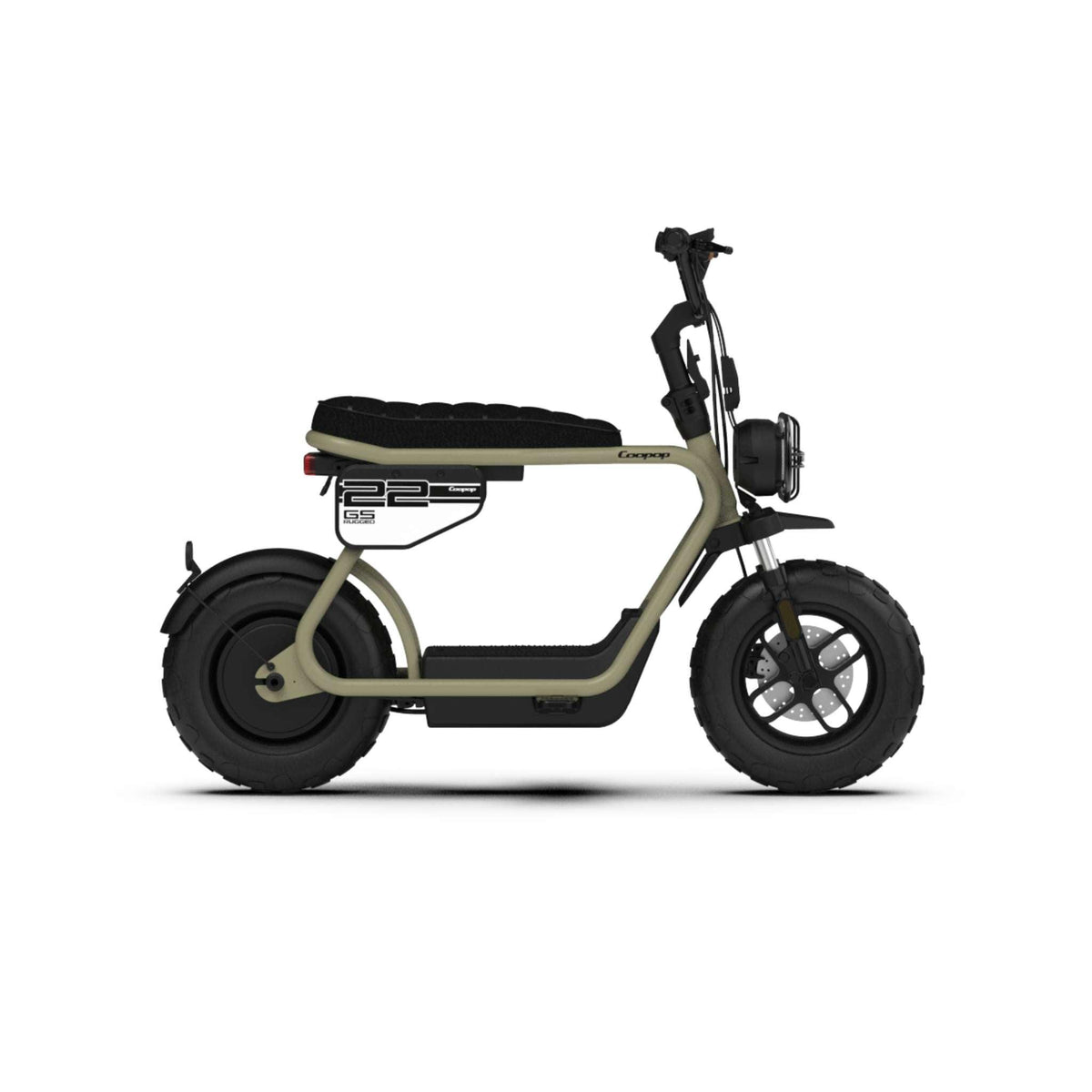 Seitenansicht des E-Scooters „Coopop Rugged GS 45 km/h“ von Coopop in Olivgrün, mit breiten Reifen, schwarzem gepolstertem Sitz und minimalistischem Rahmen – bis zu 60 km Reichweite –, abgebildet vor einem schlichten weißen Hintergrund.