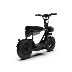 Der E-Scooter „Coopop Rugged GS 45 km/h“ von Coopop ist von hinten links zu sehen und zeichnet sich durch breite Reifen, einen gepolsterten Sitz, Lenker-Spiegel, ein minimalistisches Design, einen herausnehmbaren Akku sowie eine schwarze Lackierung vor weißem Hintergrund aus.
