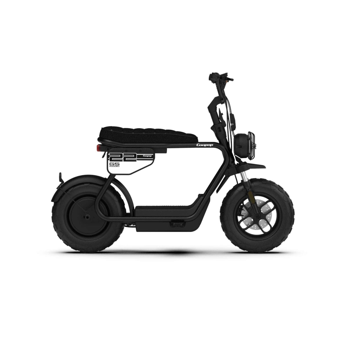 Seitenansicht eines schwarzen Coopop Rugged GS 45 km/h E-Scooters mit breiten Reifen, gepolstertem Sitz, schlichtem Lenker, minimalistischem Design, herausnehmbarem Akku und einer Höchstgeschwindigkeit von 45 km/h. Marke: Coopop.