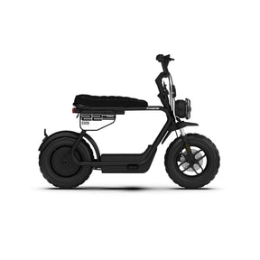 Seitenansicht eines schwarzen Coopop Rugged GS 45 km/h E-Scooters mit breiten Reifen, gepolstertem Sitz, schlichtem Lenker, minimalistischem Design, herausnehmbarem Akku und einer Höchstgeschwindigkeit von 45 km/h. Marke: Coopop.