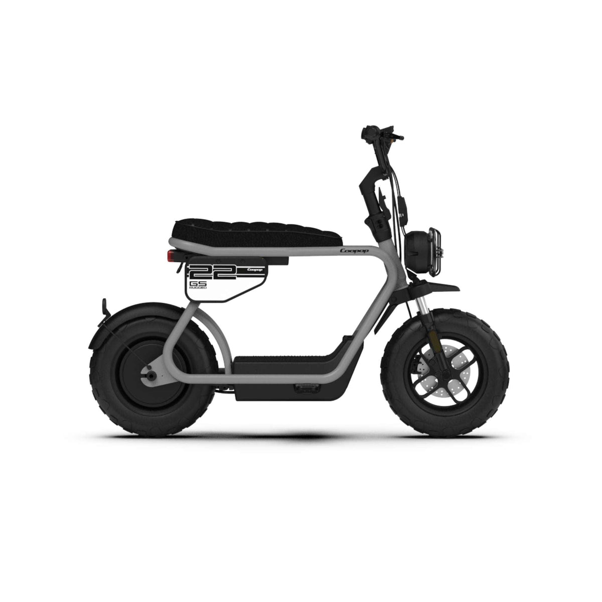 Eine Seitenansicht des Coopop Rugged GS 45 km/h E-Scooters zeigt sein kompaktes, modernes Design mit breiten Reifen, einem minimalistischen Rahmen, einem gepolsterten Sitz und der Aufschrift „225“ an der Seite. Der schwarz-graue Coopop-E-Roller verfügt über einen herausnehmbaren Akku und erreicht Geschwindigkeiten von bis zu 45 km/h.