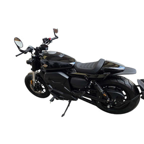 Das SONS OF ELECTRICITY Black-X Edition – CityTwister Shadow, ein Elektromotorrad für echte Individualisten, wird vor einem weißen Hintergrund präsentiert. Dieses schnittige schwarze E-Motorrad – mit 8.000 Watt Leistung, Hinterradaufhängung und Seitenspiegeln – steht auf seinem Ständer und wird aus einem seitlich-hinteren Blickwinkel gezeigt, wobei es in jedem Detail urbane Eleganz verkörpert. Mit einer Höchstgeschwindigkeit von 120 km/h ist es das ultimative Statement für Stil und Innovation.