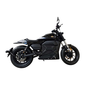 Das SONS OF ELECTRICITY Black-X Edition – CityTwister Shadow ist ein Elektromotorrad für echte Individualisten, das im Profil vor weißem Hintergrund präsentiert wird. Dieses schnittige, moderne E-Motorrad strahlt urbane Eleganz aus und verfügt über einen leistungsstarken 8.000-Watt-Motor, der eine Höchstgeschwindigkeit von 120 km/h erreicht, sowie über einen niedrigen Sitz, einen geraden Lenker und markante Reifen.