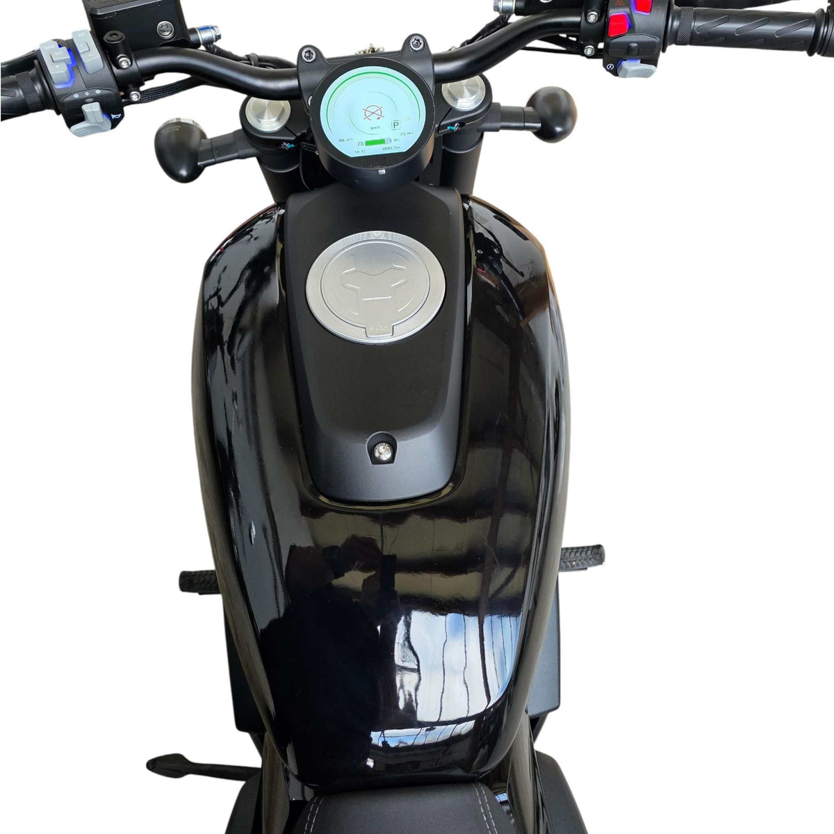 Draufsicht auf das SONS OF ELECTRICITY Black-X Edition – Der Tank, der Lenker und das digitale Display des CityTwister Shadow Elektromotorrads vor weißem Hintergrund unterstreichen die urbane Eleganz und die Leistung seines 8.000-Watt-Motors – das E-Motorrad für echte Individualisten mit bis zu 120 km/h.