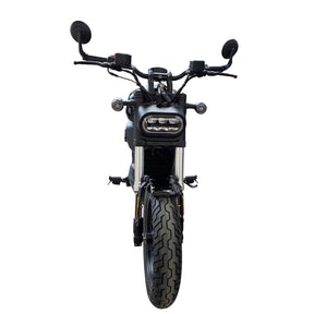 Vorderansicht des SONS OF ELECTRICITY Black-X Edition – CityTwister Shadow Elektromotorrad für echte Individualisten in Schwarz, 8.000 Watt, mit urbaner Eleganz, breitem Frontscheinwerfer, zwei runden Seitenspiegeln und einem dick profilierten Vorderreifen vor weißem Hintergrund. Geschwindigkeit bis zu 120 km/h.