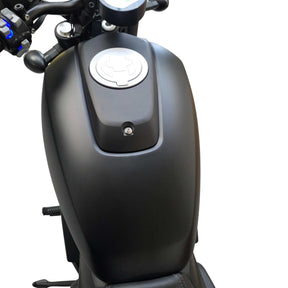 Nahaufnahme des „SONS OF ELECTRICITY Black-X Edition“-Tanks „CityTwister Shadow“ mit eleganter schwarzer Lackierung, silbernem Tankdeckel und einem Teil des Lenkers – vor weißem Hintergrund strahlt er urbane Eleganz aus. Dieses E-Motorrad überzeugt durch Individualität und Stil und erreicht eine Höchstgeschwindigkeit von 120 km/h.