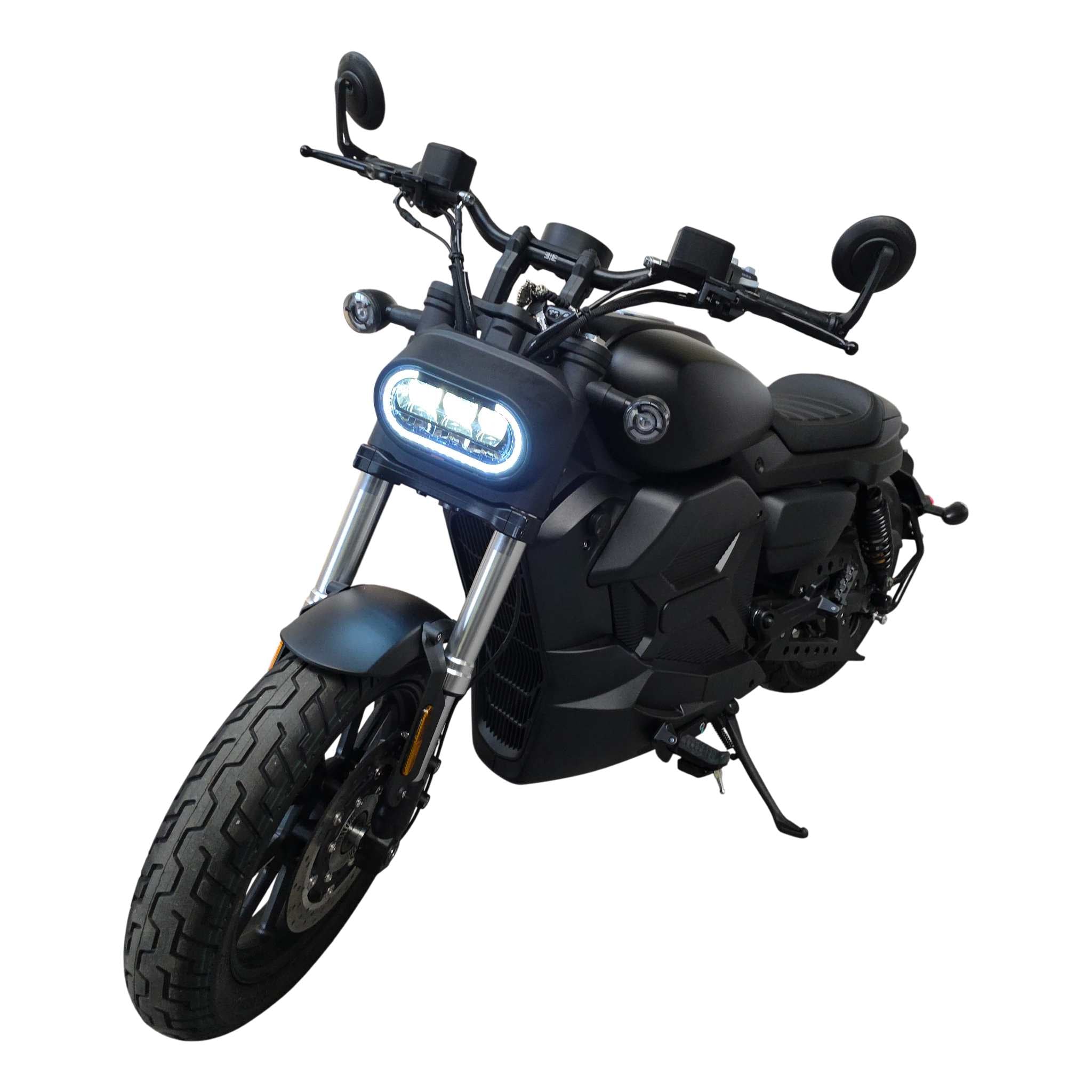 Das Black-X Limited Edition Elektromotorrad von E.F.O. für echte Individualisten verfügt über einen großen horizontalen LED-Scheinwerfer, eine freiliegende Vorderradaufhängung und breite Reifen. Dieses Zero Emission Bike ist frontal vor einem weißen Hintergrund abgebildet und verbindet Stil mit sauberer elektrischer Energie.