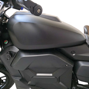 Nahaufnahme des mattschwarzen Kraftstofftanks, des Sitzes und eines Teils des Lenkers des SONS OF ELECTRICITY Black-X Edition – CityTwister Shadow E-Motorrads, die das moderne, kantige Design und die urbane Eleganz vor weißem Hintergrund hervorhebt. Dieses innovative Elektromotorrad für echte Individualisten verfügt über einen beeindruckenden 8.000-Watt-Motor und erreicht Geschwindigkeiten von bis zu 120 km/h, wodurch es in der Stadt eine herausragende Leistung bietet.