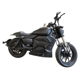 Wir präsentieren die Black-X Edition – CityTwister Shadow von SONS OF ELECTRICITY: ein E-Motorrad für echte Individualisten in mattschwarzer Ausführung. Dieses moderne Elektromotorrad strahlt urbane Eleganz aus und verfügt über einen Trittrahmen, einen Einzelsitz, ein geräumiges Batteriefach sowie Scheibenbremsen an beiden Rädern. Sein leistungsstarker 8.000-Watt-Motor treibt Sie mit Geschwindigkeiten von bis zu 120 km/h durch die Straßen der Stadt und bietet dabei eine außergewöhnliche Leistung im