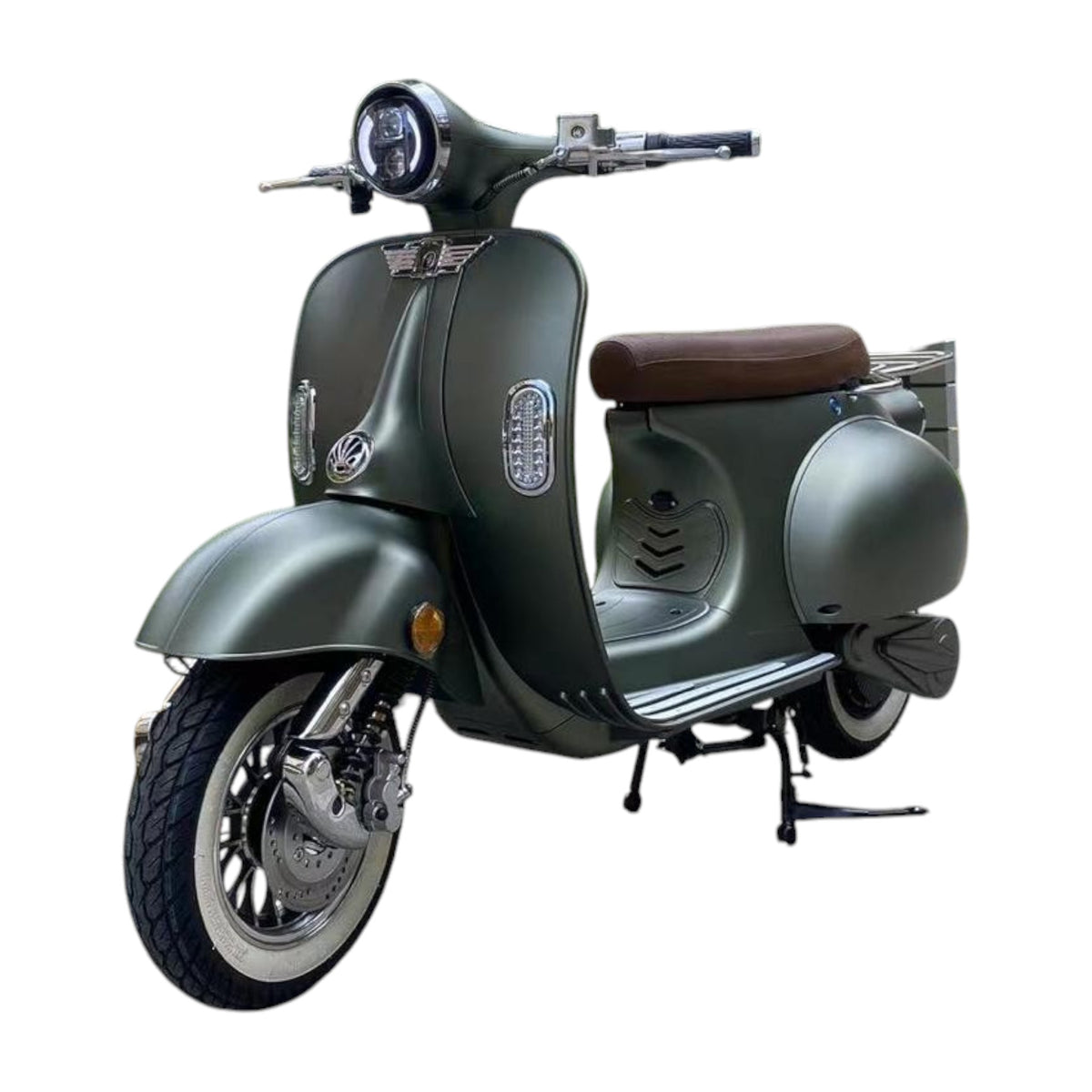 Der City Twister Elektroroller: CityTwister 8.0 RETRO 45 km/h - Das Original! ist in mattem Grün mit braunem Sitz, rundem Scheinwerfer und Chromakzenten von vorne auf weißem Grund abgebildet.