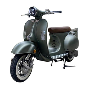 Der City Twister Elektroroller: CityTwister 8.0 RETRO 45 km/h - Das Original! ist in mattem Grün mit braunem Sitz, rundem Scheinwerfer und Chromakzenten von vorne auf weißem Grund abgebildet.