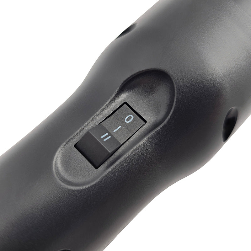 Nahaufnahme des VMOTO TYP2 Adapter für Schuko Stecker: ein schwarzes Gerät mit einem dreistufigen Schalter (0/I/II) auf der gewölbten Oberfläche, der zur Leistungs- oder Geschwindigkeitsregelung dient - eine zuverlässige Ladelösung für Ihr Elektro Motorrad, E-Roller und mehr!.