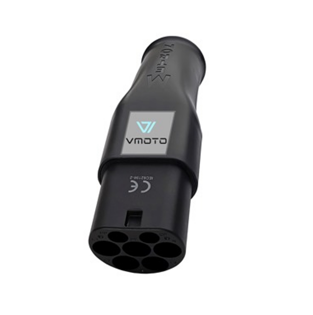 Nahaufnahme des VMOTO TYP2 Adapters für Schuko Stecker mit den sieben runden Pins, der CE-Kennzeichnung und dem VMOTO-Logo - die zuverlässige Ladelösung für Ihr Elektro Motorrad, E-Chopper, E-Roller und E-Scooter!.