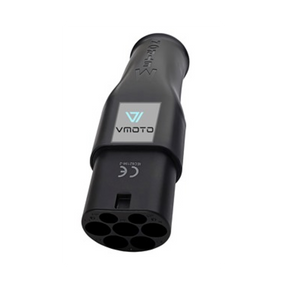 Nahaufnahme des VMOTO TYP2 Adapters für Schuko Stecker mit den sieben runden Pins, der CE-Kennzeichnung und dem VMOTO-Logo - die zuverlässige Ladelösung für Ihr Elektro Motorrad, E-Chopper, E-Roller und E-Scooter!.
