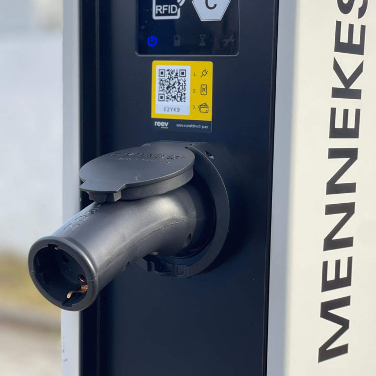 Nahaufnahme eines VMOTO TYP2 Adapter für Schuko Stecker, die zuverlässige Ladelösung für dein Elektro Motorrad, E-Chopper, E-Roller & E-Scooter - einfach an MENNEKES Ladesäule anschließen und kontaktlos per QR-Code bezahlen!.