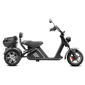 Ein schwarzes „Mangosteen M2-3 Wheel Trike E-Chopper-Trike“ von Mangosteen, ausgestattet mit großen Reifen, Spiegeln, einem Scheinwerfer und einem Staufach am Heck, wird im Profil vor einem schlichten weißen Hintergrund gezeigt. Dieses Elektro-Trike mit einem 40-Ah-Akku und einer Höchstgeschwindigkeit von bis zu 45 km/h vereint Stil und Komfort für bequemes Pendeln in der Stadt.