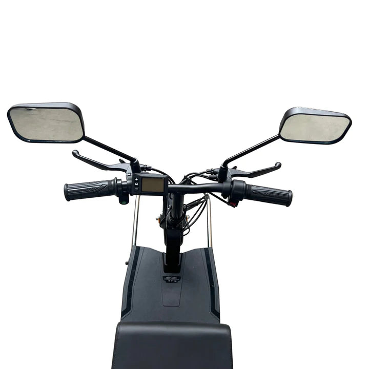 Lenker eines Elektrorollers oder -fahrrads mit montiertem SONS OF ELECTRICITY Spiegel MoBot sowie Bremshebeln und Griffen, dargestellt aus der Sicht des Fahrers vor einem weißen Hintergrund.