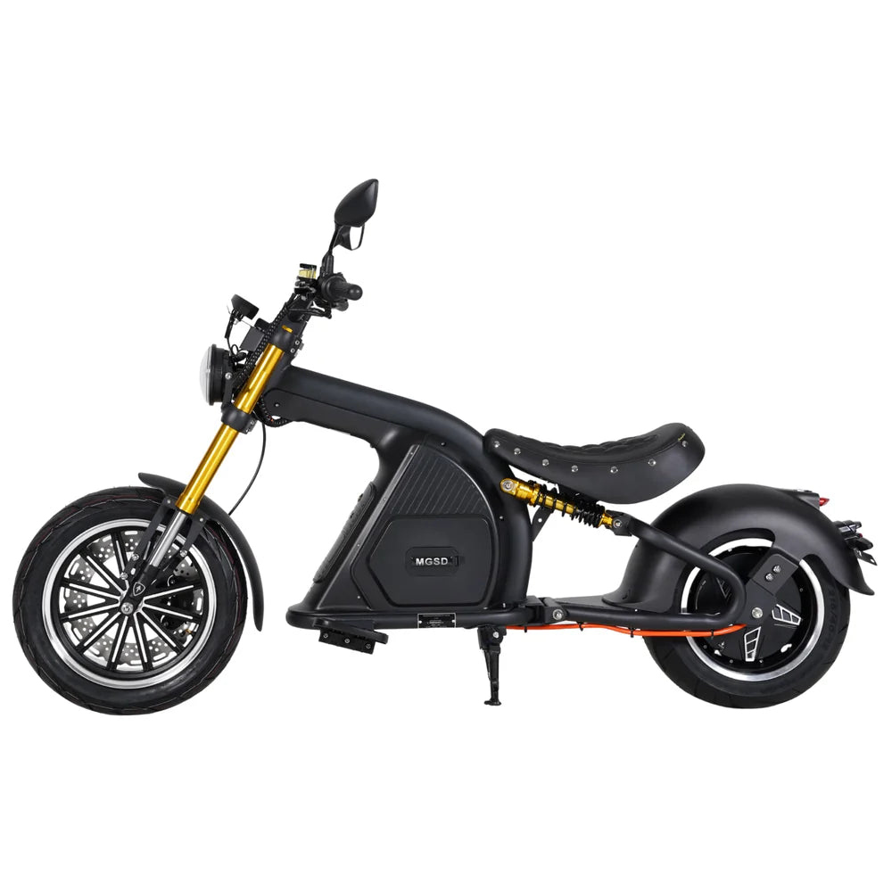 Seitenansicht eines schwarz-goldenen „Mangosteen M8S Citycoco E-Chopper Scooter“-Elektromotorrads der Marke Mangosteen mit niedrigem Sitz, breiten Reifen und einem Ständer, isoliert vor weißem Hintergrund.