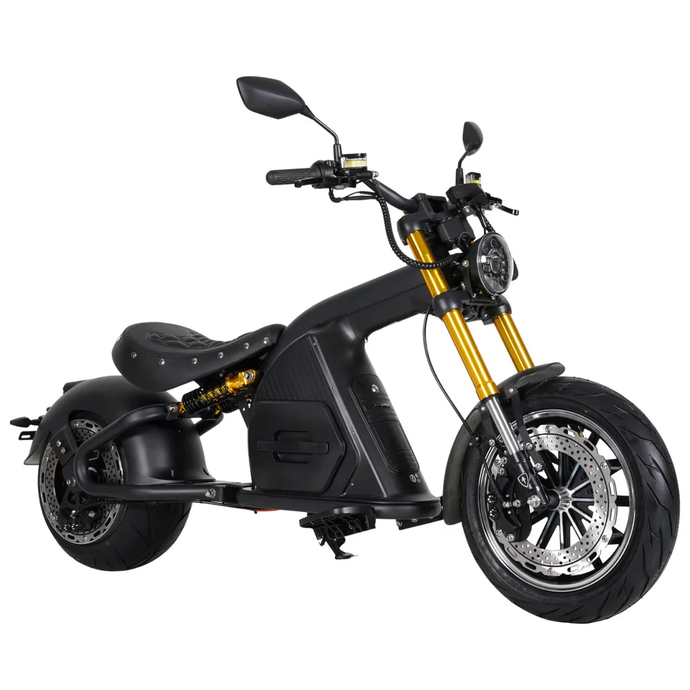 Ein E-Scooter vom Typ „Mangosteen M8S Citycoco E-Chopper“ der Marke Mangosteen mit mattschwarzer Lackierung, breiten Reifen, einem niedrigen Sitz, goldfarbenen vorderen Stoßdämpfern und Nietenverzierungen ist vor einem weißen Hintergrund abgebildet.