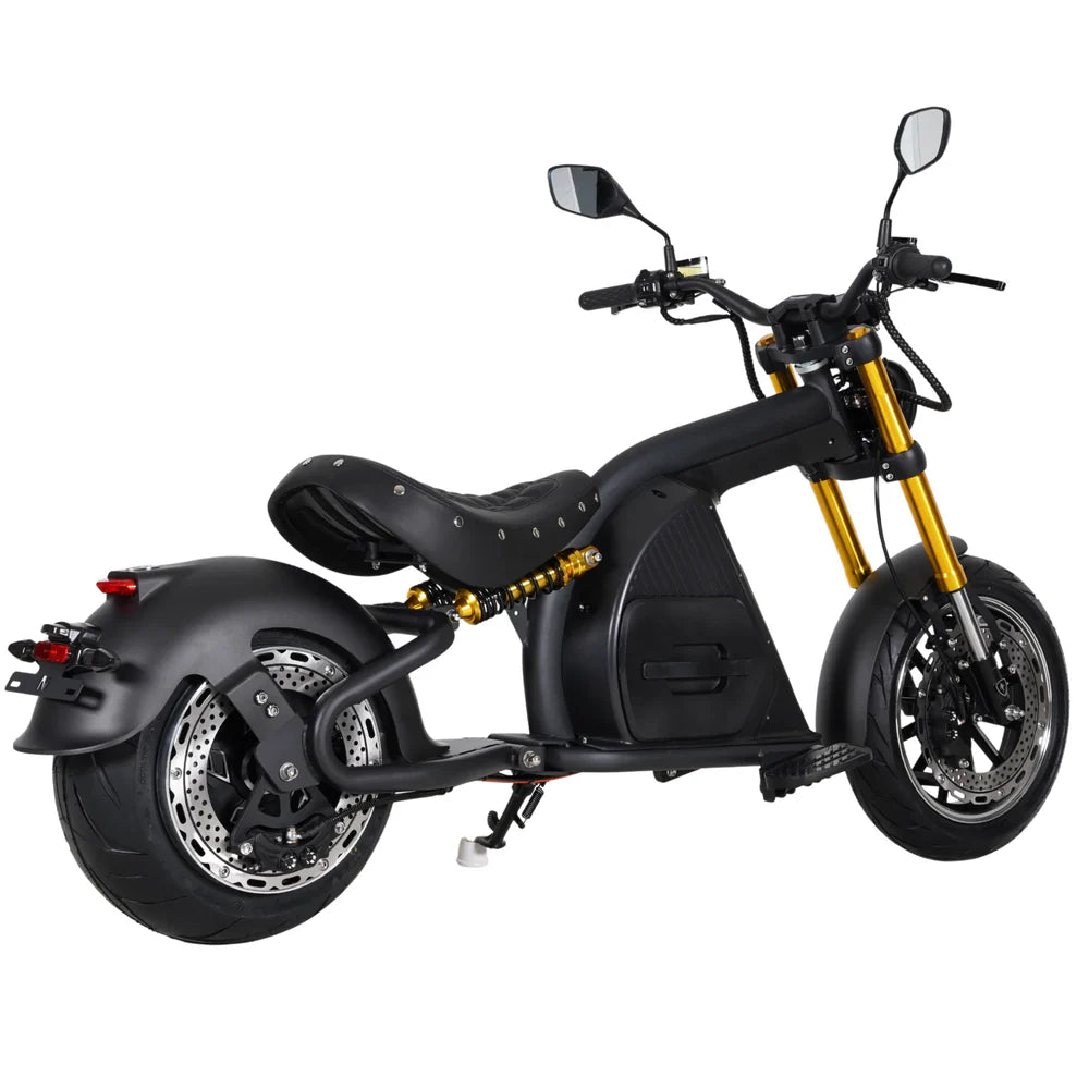 Ein schwarz-goldener „Mangosteen M8S Citycoco E-Chopper Scooter“ Elektromotorrad der Marke Mangosteen mit breiten Reifen, zwei hinteren Stoßdämpfern, Scheibenbremsen, zwei Rückspiegeln und einem niedrigen, gepolsterten Sitz, aufgenommen aus einem seitlichen Rückblickwinkel vor weißem Hintergrund.