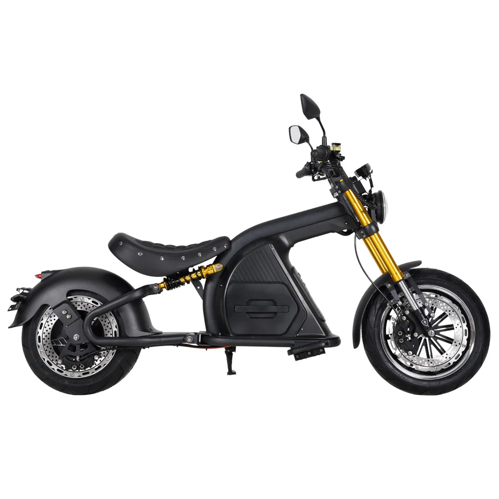 Ein eleganter schwarzer „Mangosteen M8S Citycoco E-Chopper“-Roller von Mangosteen mit breiten Reifen, einer goldenen Vorderradaufhängung, einem Einzelsitz und einem kompakten Rahmen ist von der Seite vor einem weißen Hintergrund abgebildet.