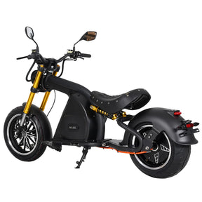 Ein Mangosteen M8S Citycoco E-Chopper-Elektromotorrad von Mangosteen mit schwarzer Lackierung, goldfarbenen Vorderradgabeln, breitem Hinterreifen, niedrigem Sitz und modernem Design ist aus einem seitlichen Rückblickwinkel vor einem schlichten weißen Hintergrund zu sehen.
