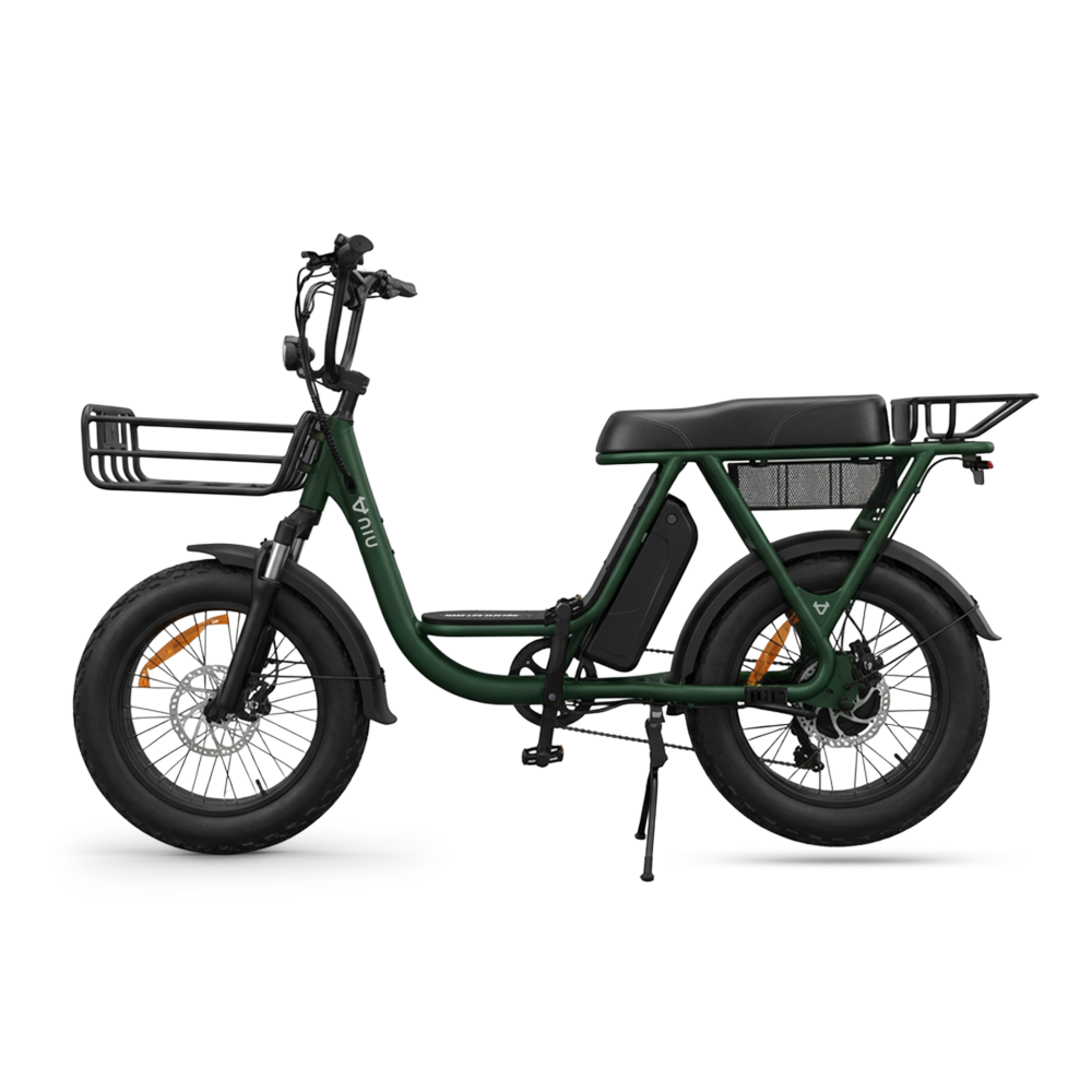 Das NIU BQi Utility 200 ist ein umweltfreundliches E-Lastenrad mit Tretunterstützung, das über einen Frontkorb, einen hinteren Gepäckträger, einen schwarzen Sattel, robuste Fat-Reifen und einen aufrechten Lenker verfügt. In der Seitenansicht vor weißem Hintergrund wird zudem der herausnehmbare Akku für bequemes Aufladen hervorgehoben. Dieses Modell von NIU bietet eine beeindruckende Reichweite von bis zu 95 km.